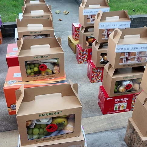 Three boxes of fruit and food packed as Jinhoda Mid-Autumn Festival gifts, front view. Three boxes of fruit and food packed as Jinhoda Mid-Autumn Festival gifts, front view.